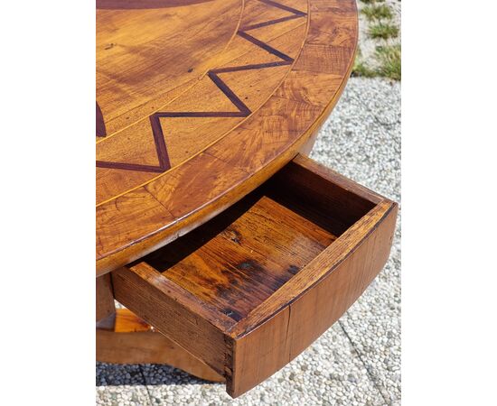 Round walnut center table with inlays, Veneto, Empire – Charles X period