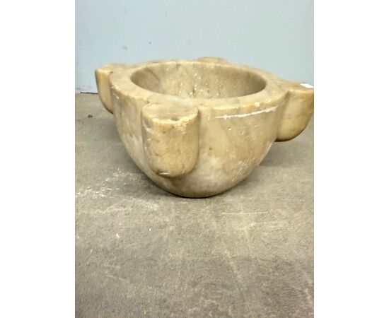 Antique large pharmacy mortar, Carrara marble with coat of arms of the Order of Malta, 17th century, 20x39cm