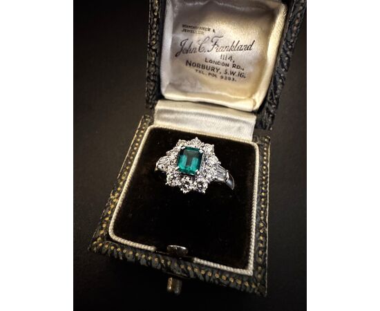 Anello  in  Platino  con  Smeraldo  e  Diamanti