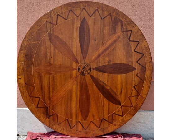 Round walnut center table with inlays, Veneto, Empire – Charles X period