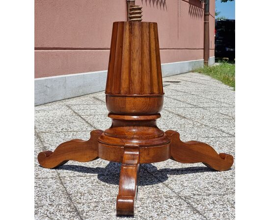 Round walnut center table with inlays, Veneto, Empire – Charles X period