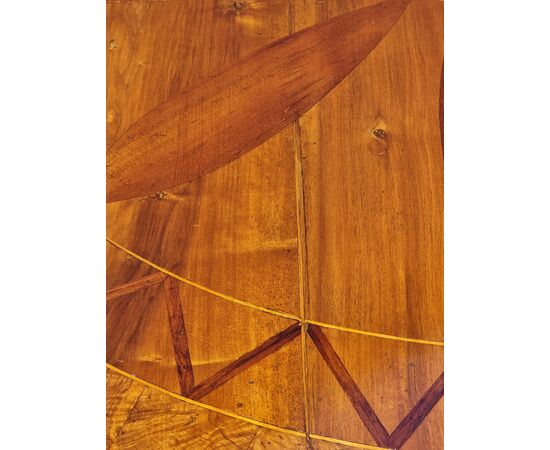 Round walnut center table with inlays, Veneto, Empire – Charles X period