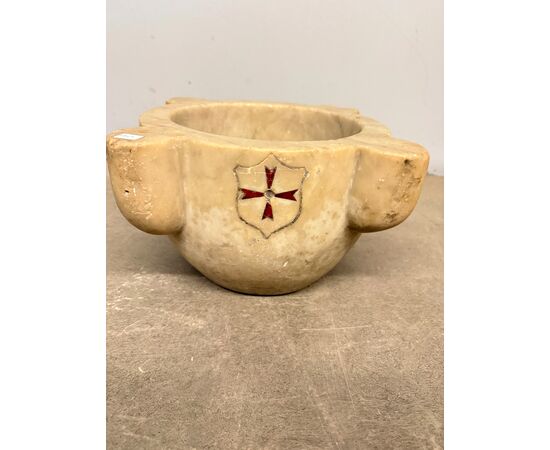 Antique large pharmacy mortar, Carrara marble with coat of arms of the Order of Malta, 17th century, 20x39cm