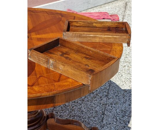 Round walnut center table with inlays, Veneto, Empire – Charles X period