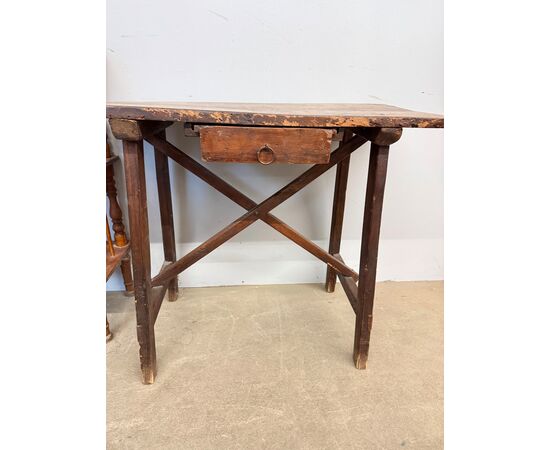 Antico tavolinetto a capretta noce e castagno, '700, 82x62cm