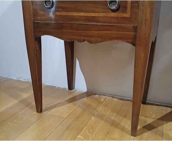 PAIR OF NEOCLASSICAL STYLE NIGHTSTANDS, FIRST HALF OF THE 19TH CENTURY