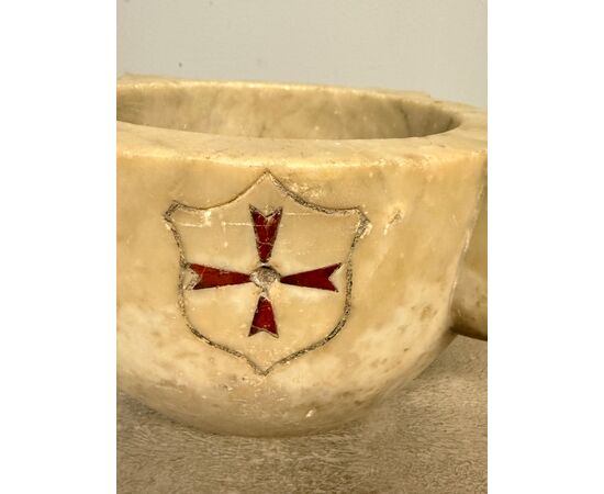 Antique large pharmacy mortar, Carrara marble with coat of arms of the Order of Malta, 17th century, 20x39cm