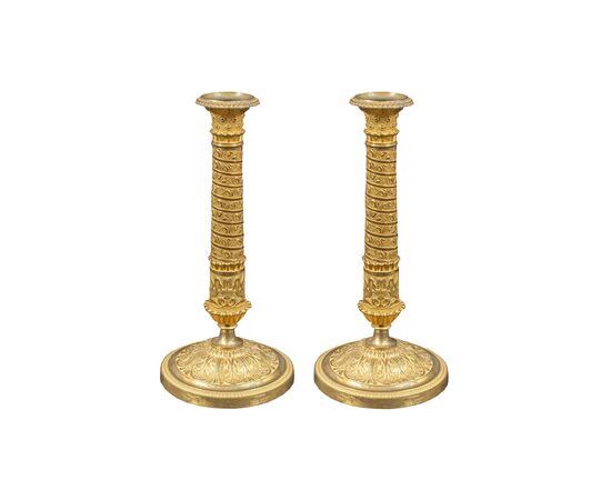 Coppia di candelieri in bronzo dorato. Parigi, inizi XIX secolo.