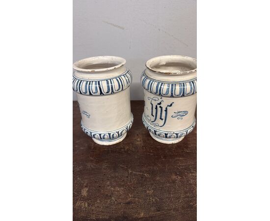 Antique pair of albarello pharmacy vases. Bassano 18th century, 20x14cm