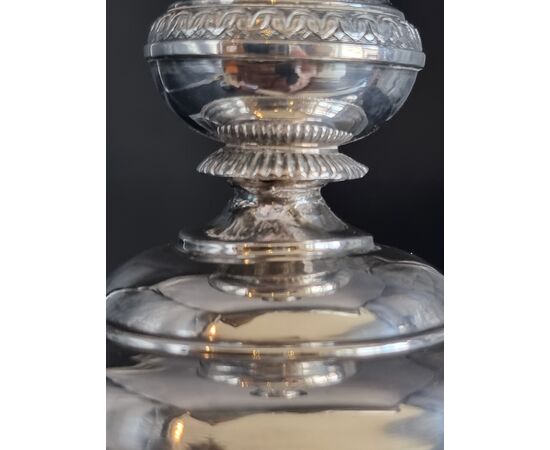 Coppia di candelieri in argento, stile neoclassico – inizi XX secolo