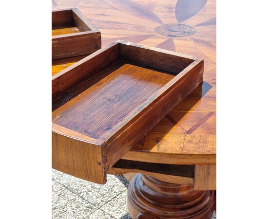 Round walnut center table with inlays, Veneto, Empire – Charles X period