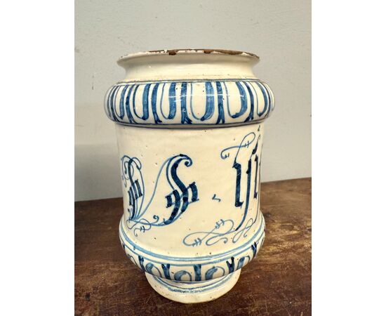 Antique pair of albarello pharmacy vases. Bassano 18th century, 20x14cm