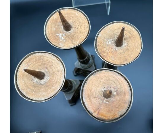 Set of 4 candlesticks, Chiseled brass candle holders – Neoclassical.