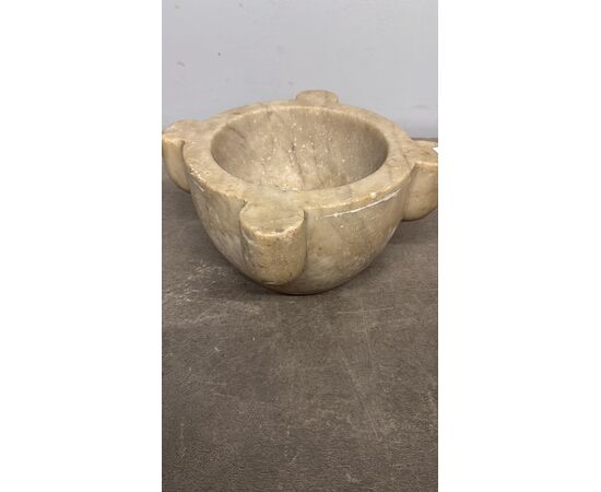 Antique large pharmacy mortar, Carrara marble with coat of arms of the Order of Malta, 17th century, 20x39cm