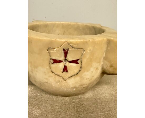 Antique large pharmacy mortar, Carrara marble with coat of arms of the Order of Malta, 17th century, 20x39cm