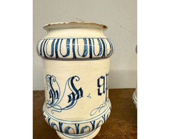 Antique pair of albarello pharmacy vases. Bassano 18th century, 20x14cm