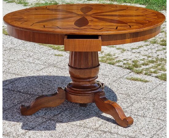 Round walnut center table with inlays, Veneto, Empire – Charles X period