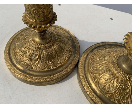 Coppia di candelieri in bronzo dorato. Parigi, inizi XIX secolo.