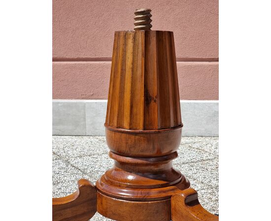 Round walnut center table with inlays, Veneto, Empire – Charles X period