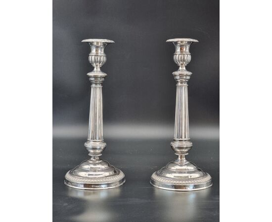 Coppia di candelieri in argento, stile neoclassico – inizi XX secolo