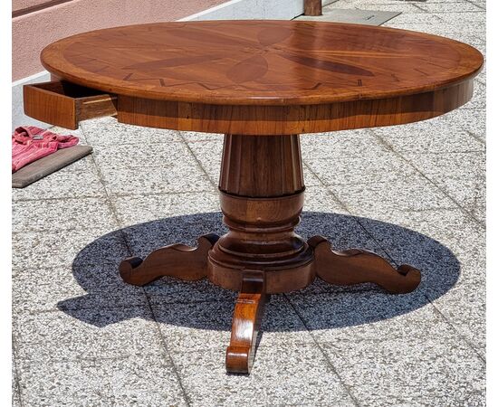 Round walnut center table with inlays, Veneto, Empire – Charles X period