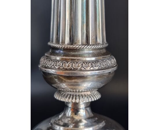 Coppia di candelieri in argento, stile neoclassico – inizi XX secolo