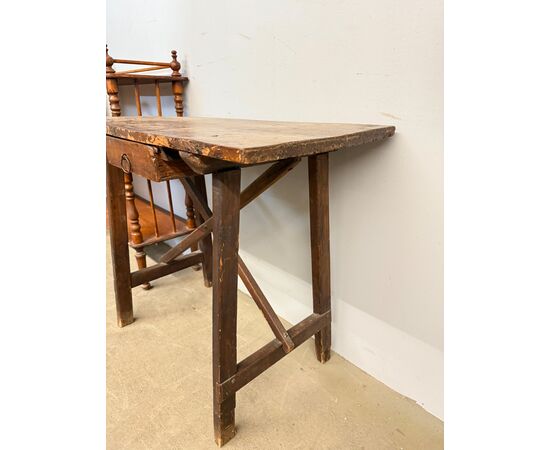 Antico tavolinetto a capretta noce e castagno, '700, 82x62cm