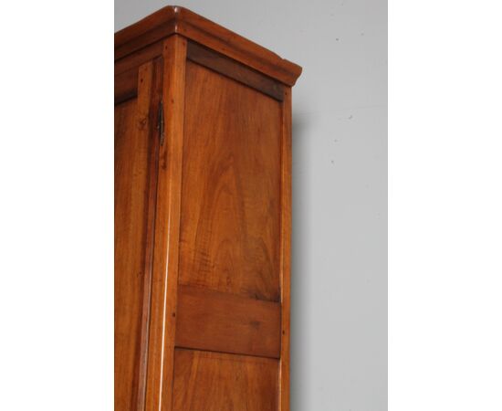 Antique walnut cabinet from the late 18th century. Restored. Simple and clean lines, two doors with hanging rod, lower drawer. Single non-removable body, truncated pyramidal legs with rounded upper frame. Simple and clean line.