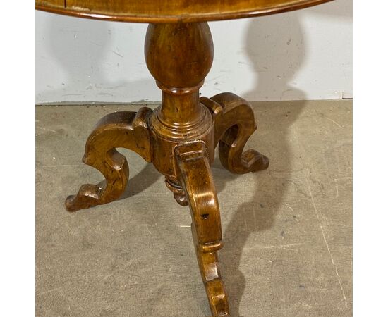 Antique splendid round walnut table from Rolo, early 1800s. Inlaid top. H78 diameter 73 cm