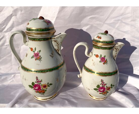 Pair of porcelain coffee pots. Vienna, early 19th century.