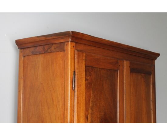 Antique walnut cabinet from the late 18th century. Restored. Simple and clean lines, two doors with hanging rod, lower drawer. Single non-removable body, truncated pyramidal legs with rounded upper frame. Simple and clean line.