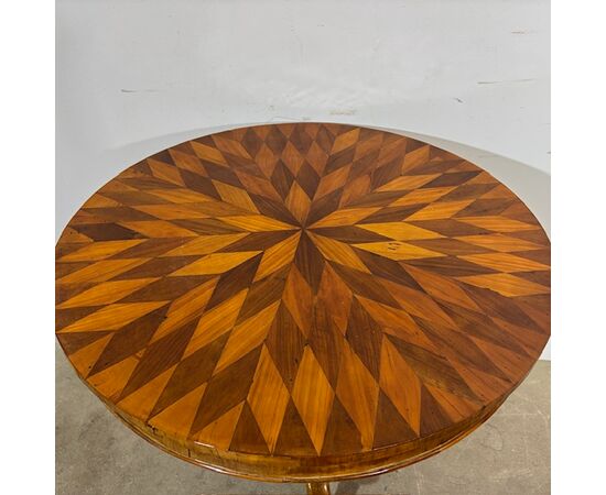 Antique splendid round walnut table from Rolo, early 1800s. Inlaid top. H78 diameter 73 cm
