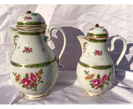 Pair of porcelain coffee pots. Vienna, early 19th century.
