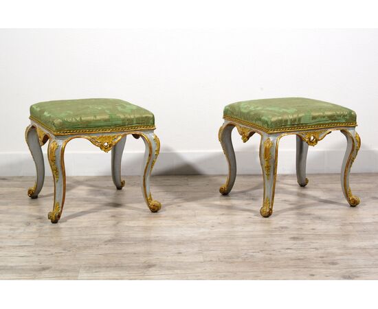 Coppia di sgabelli in legno intagliato, laccato e dorato, Epoca Barocchetto, Torino, metà del XVIII secolo