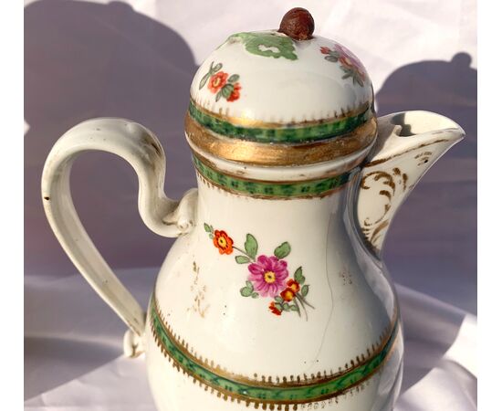 Pair of porcelain coffee pots. Vienna, early 19th century.
