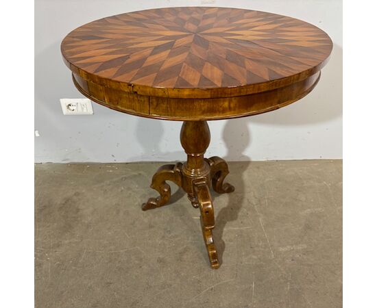 Antique splendid round walnut table from Rolo, early 1800s. Inlaid top. H78 diameter 73 cm
