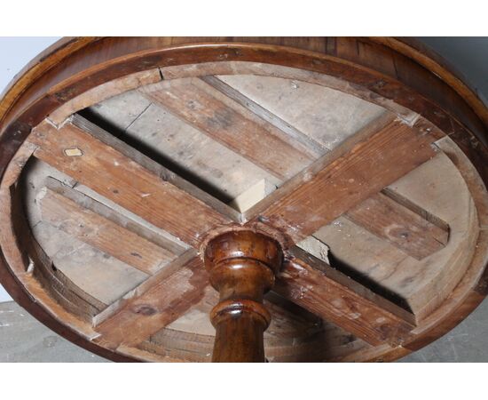 Antique splendid round walnut table from Rolo, early 1800s. Inlaid top. H78 diameter 73 cm