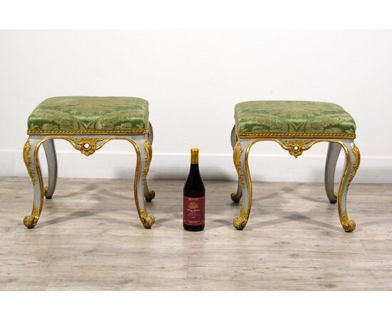 Coppia di sgabelli in legno intagliato, laccato e dorato, Epoca Barocchetto, Torino, metà del XVIII secolo