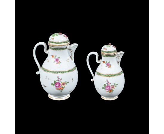 Pair of porcelain coffee pots. Vienna, early 19th century.