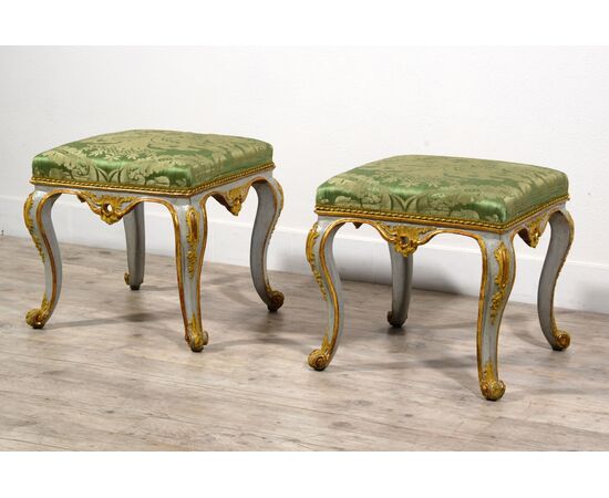 Coppia di sgabelli in legno intagliato, laccato e dorato, Epoca Barocchetto, Torino, metà del XVIII secolo