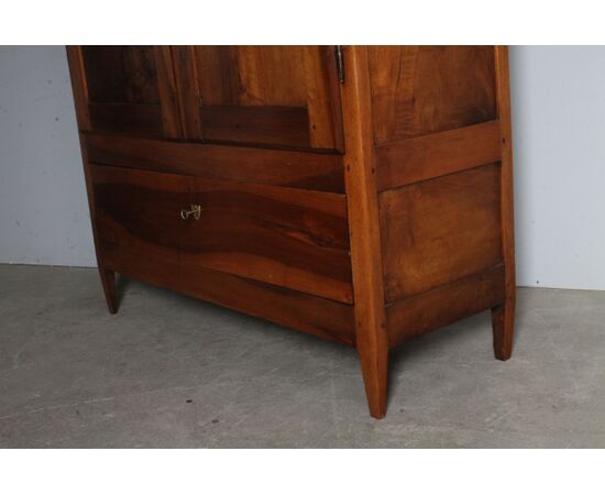 Antique walnut cabinet from the late 18th century. Restored. Simple and clean lines, two doors with hanging rod, lower drawer. Single non-removable body, truncated pyramidal legs with rounded upper frame. Simple and clean line.