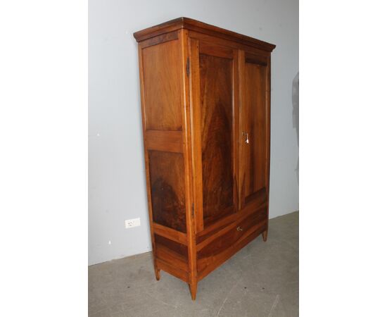 Antique walnut cabinet from the late 18th century. Restored. Simple and clean lines, two doors with hanging rod, lower drawer. Single non-removable body, truncated pyramidal legs with rounded upper frame. Simple and clean line.