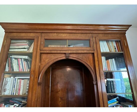 Libreria “a ponte” in noce massiccio – Veneto, primi decenni del XIX secolo