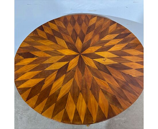 Antique splendid round walnut table from Rolo, early 1800s. Inlaid top. H78 diameter 73 cm