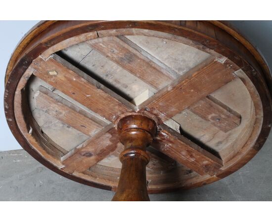 Antique splendid round walnut table from Rolo, early 1800s. Inlaid top. H78 diameter 73 cm