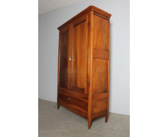 Antique walnut cabinet from the late 18th century. Restored. Simple and clean lines, two doors with hanging rod, lower drawer. Single non-removable body, truncated pyramidal legs with rounded upper frame. Simple and clean line.