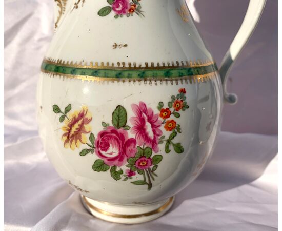 Pair of porcelain coffee pots. Vienna, early 19th century.