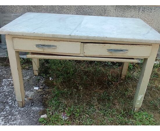 Tavolo da cucina con piani di lavoro