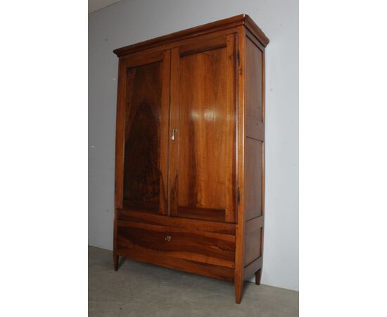 Antique walnut cabinet from the late 18th century. Restored. Simple and clean lines, two doors with hanging rod, lower drawer. Single non-removable body, truncated pyramidal legs with rounded upper frame. Simple and clean line.