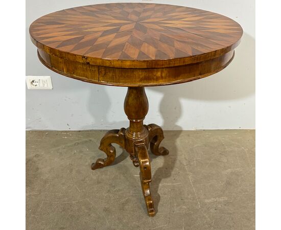 Antique splendid round walnut table from Rolo, early 1800s. Inlaid top. H78 diameter 73 cm